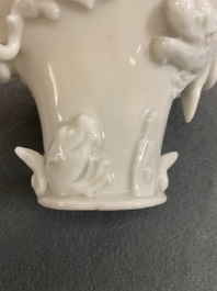Een Chinese blanc de Chine libation cup en een koraalrode met vergulding, Kangxi en 19e eeuw